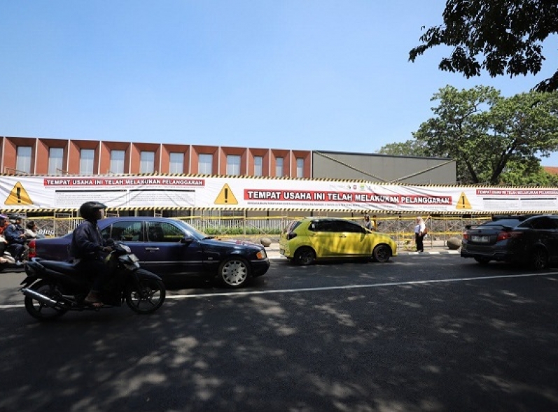 Kasus Penebangan 10 Pohon di Jalan Riau Berbuntut Panjang, Pemkot Bandung Segel Videotron Ilegal di Padel Club Six Nine
