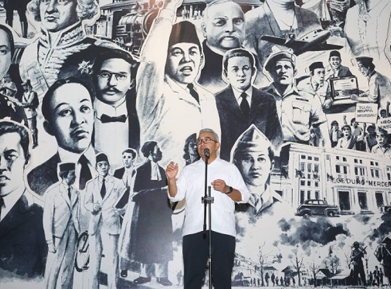 Walikota Farhan Apresiasi Pameran Milestone 215 Tahun Kota Bandung
