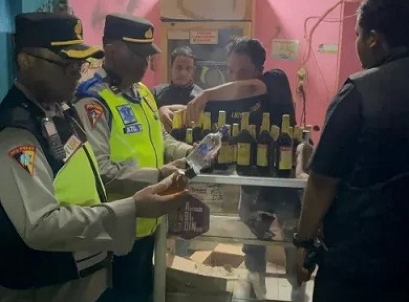 Polres Subang Gelar Patroli, Sasar Miras Hingga Geng Motor Ratusan Botol Miras di Sita