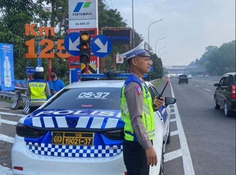 Sat Lantas Polres Cimahi Atur Kendaraan Di Rest Area KM 125 Tol Cipularang