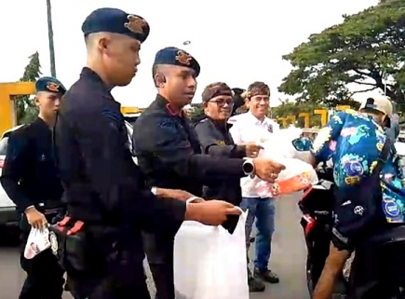 HUT SMSI ke 9: SMSI Kabupaten Bekasi Gandeng Brimob dan Aliansi Ormas Bekasi Bagikan Takjil Buka Puasa