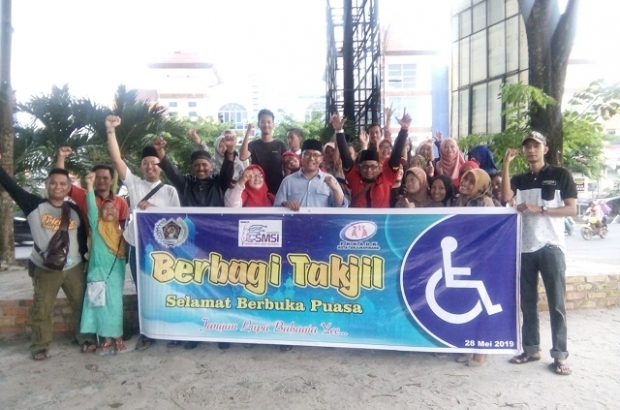 Penyandang Disabilitas Gandeng SMSI Bagi-bagi Takjil Berbuka Puasa