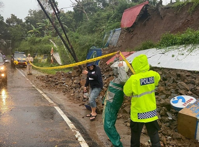 Polisi Bersama Warga Desa Haurkuning Bersihkan Material Longsor