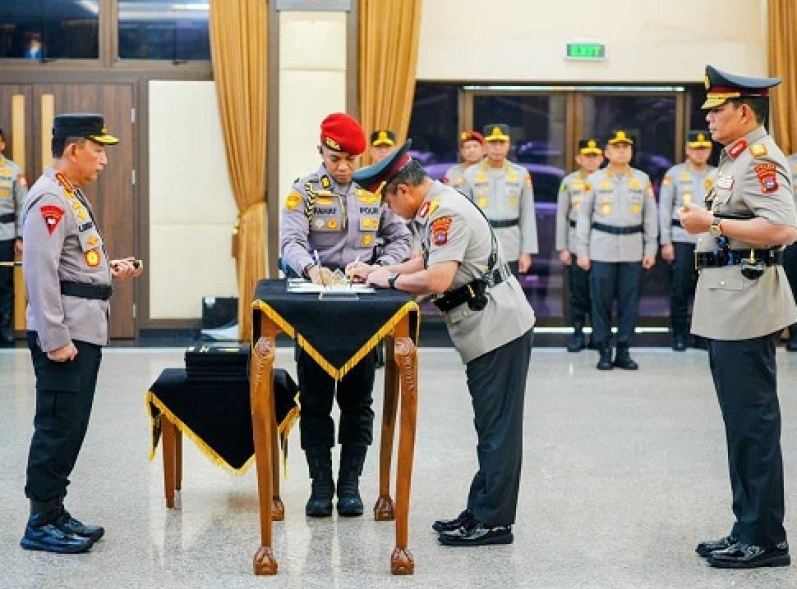 Kapolri Memimpin Langsung Pelantikan dan Sertijab Enam Kapolda Jajaran