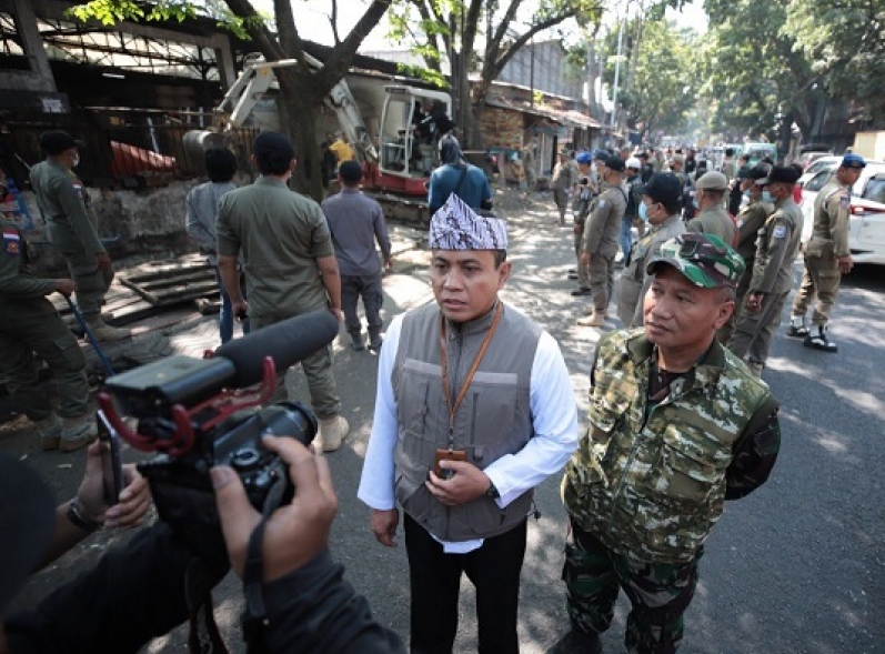 Satpol PP Tertibkan 58 Bangunan Liar, Kembalikan Fungsi Trotoar di Kecamatan Andir