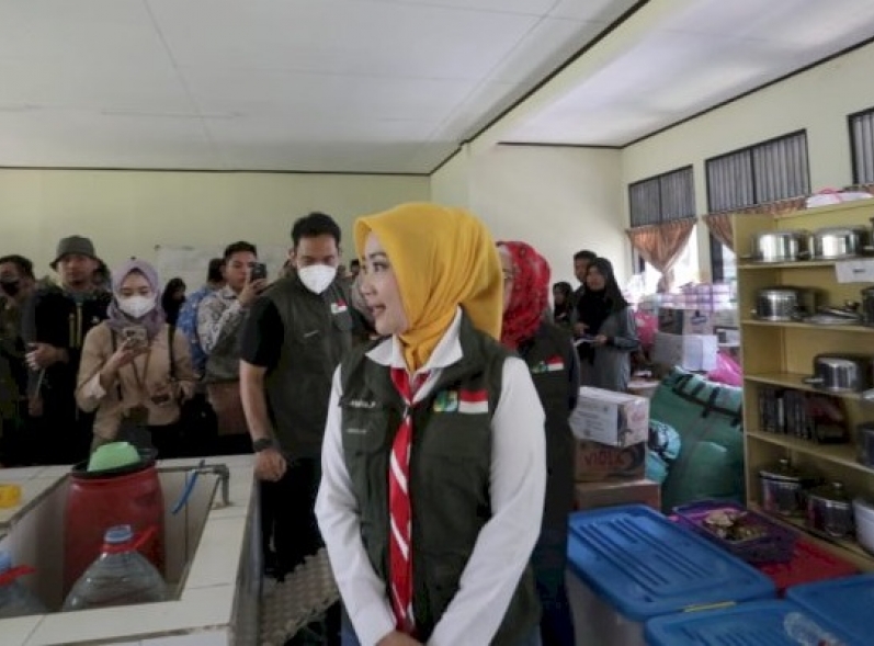 Atalia Mengajak Komunitas Bantu Penyediaan Air Bersih Saat mengunjungi Warga Terdampak Gempa Cianjur