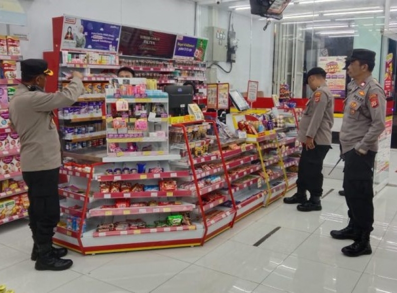 Kapolsek Cikijing Sambangi Minimarket Berikan Himbauan Kamtibmas