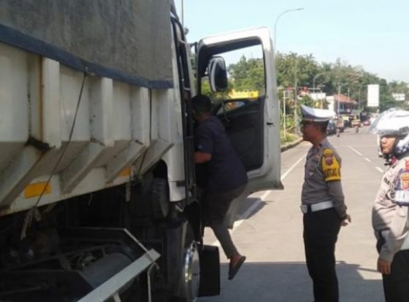 Satlantas Polres Sumedang Batasi Operasional Kendaraan Sumbu Tiga