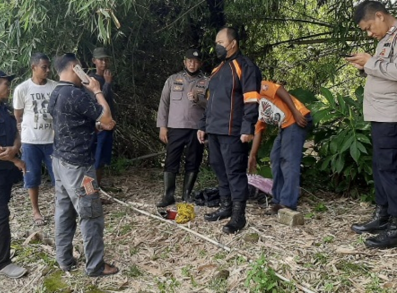 Polisi Lakukan Olah TKP Tetkait Temuan Mayat Bayi Di Pinggir Kali Cikeas