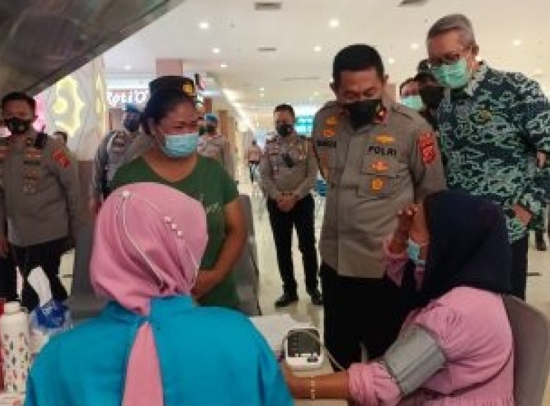 Wakapolda Jabar Pantau Giat Gebyar Vaksin Serentak Di Polres Cirebon Kota