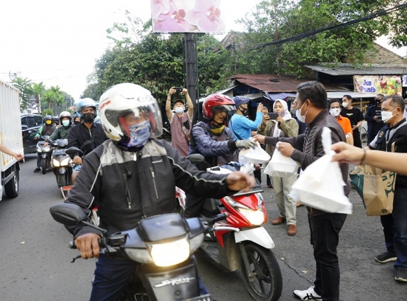 PWI dan IKWI Kota Bandung Berbagi Takjil untuk Warga Masyarakat