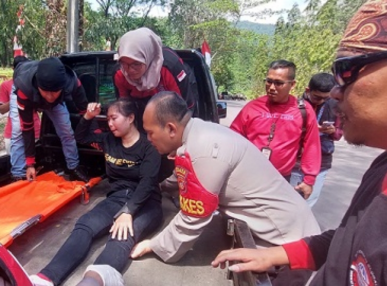 Buruh Mengalami Kecelakaan Pada Saat Akan  Demo, Polisi Bantu Bawa Ke Rumah Sakit