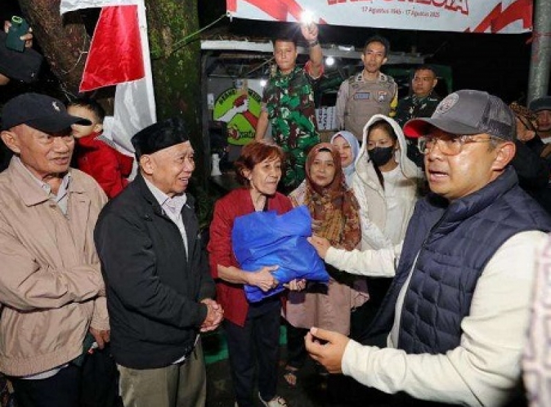 Wali Kota Bandung  Muhammad Farhan Turun Langsung ke Lapangan Salurkan Bansos untuk Lansia