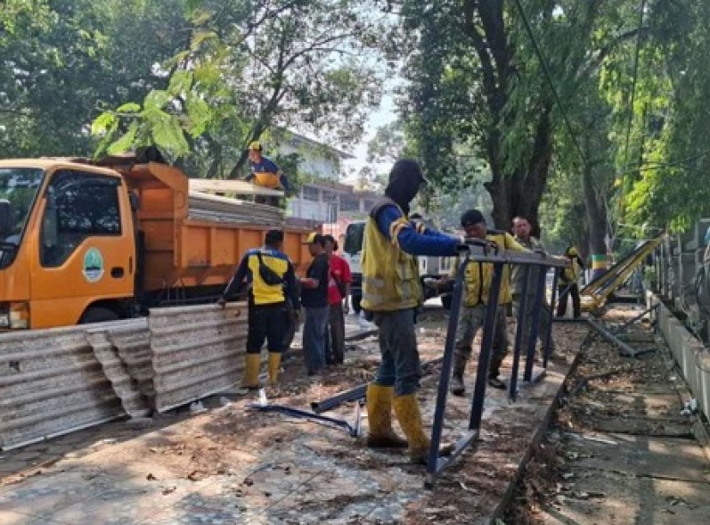 Pemkot Bandung Tertibkan 36 PKL dan Bangunan Liar di Jalan Rajiman